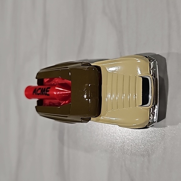 💥3/$15💥Hot Wheels Looney Tunes Wile E. Coyote car - Picture 3 of 3